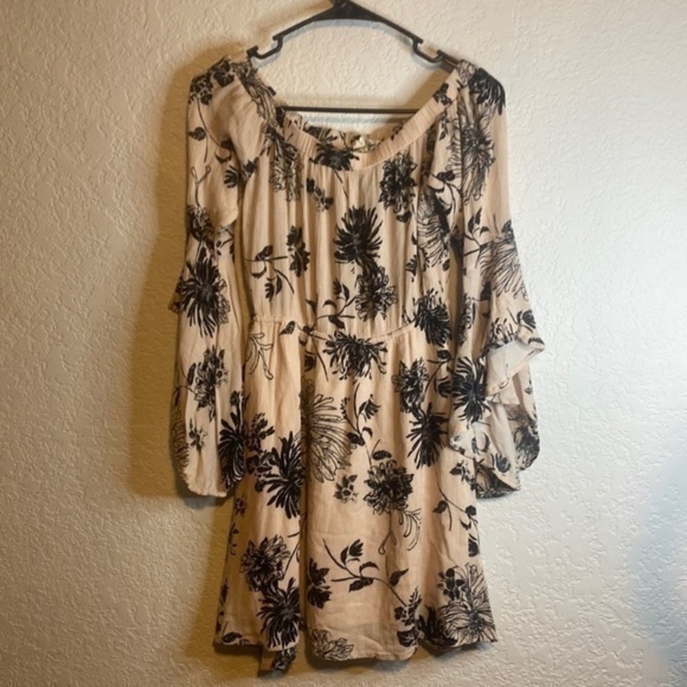 Illa ILLA bell sleeve floral boho stunning dress small